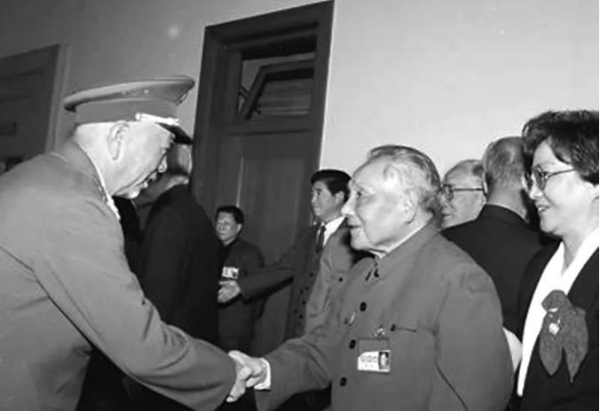 在中国共产党第十四次全国代表大会期间，邓小平和刘华清亲切握手